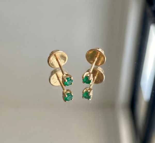 1 Topos con 9.5pts de esmeralda 0.4gr / Largo 0.24cm Oro Amarillo