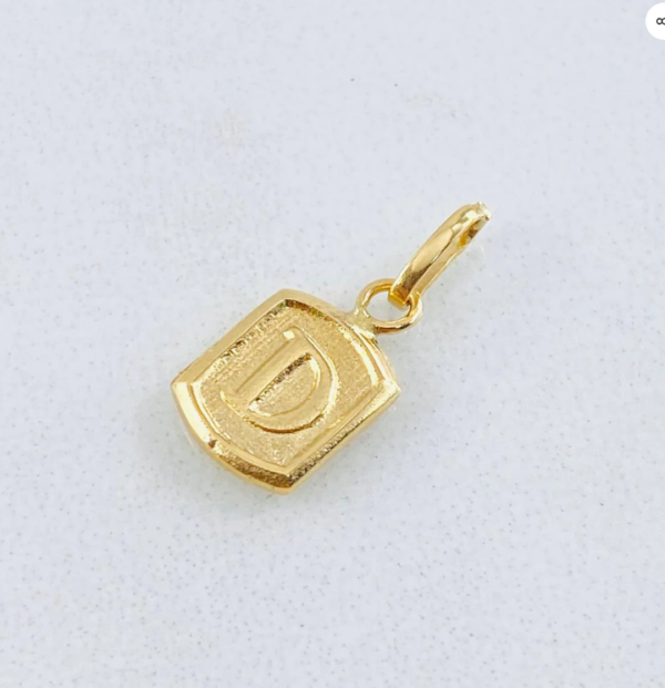 15 Dije Marco Letra D 0.3 g / 1.5 cm Oro Amarillo 18K