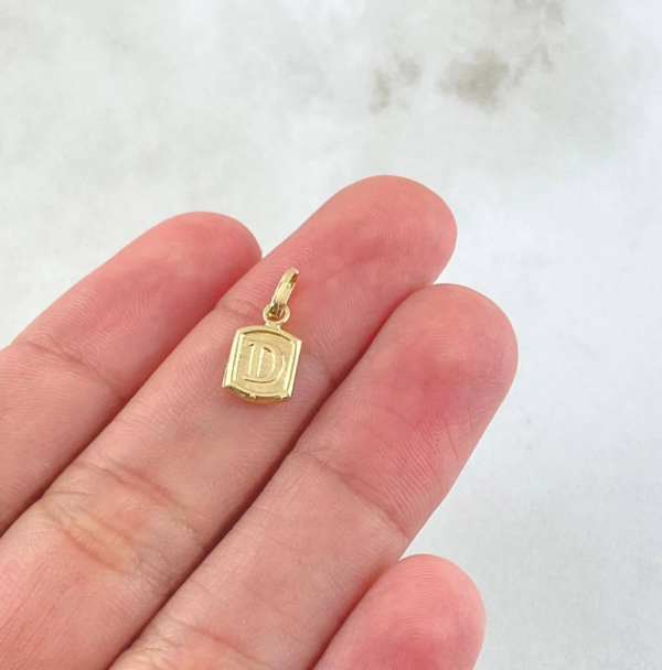 17 Dije Marco Letra D 0.3 g / 1.5 cm Oro Amarillo 18K