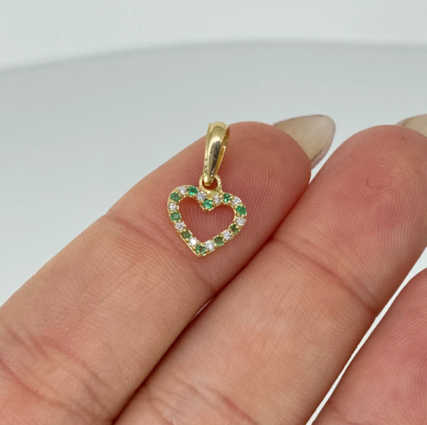 28 DIJE CORAZÓN 5 PTS DE DIAMANTES 5 PTS DE ESMERALDAS ORO AMARILLO 18K 0,65 GR / 1,6 CM †