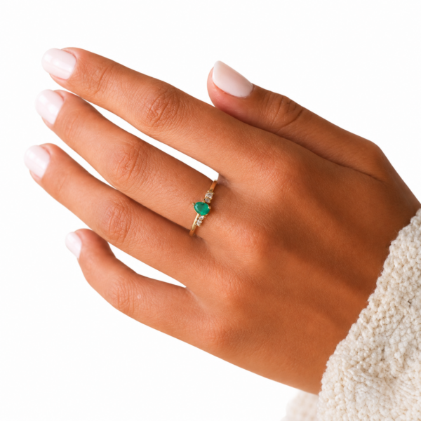 ChatGPT Image 6 jun 2026, 17_01_09 Anillo Gota de Lluvia Esmeralda 18pts - Diamantes 6pts 1.45gr / T7 1/4 / Oro 18K