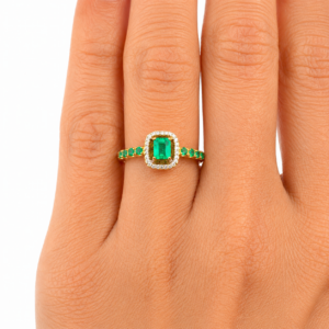 ChatGPT Image 6 jun 2026, 17_15_09 Anillo Halo Esmeralda 58 Pts Diamantes 09 Pts 3.5gr / T7 / Dos Oros Amarillo Blanco 18K