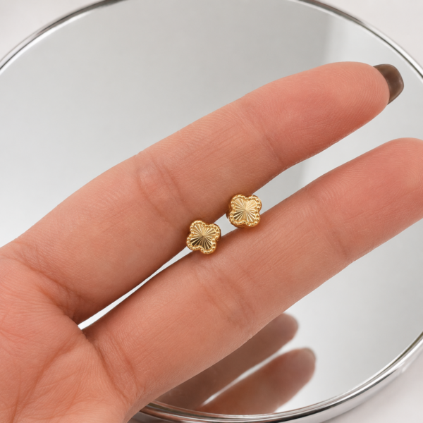 ChatGPT Image 9 jun 2026, 12_23_41 Topos Trebol Diamantado Oro amarillo 18k 0,55 Gr / 5,1 mm