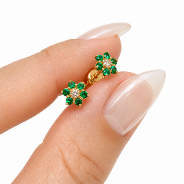 ChatGPT Image 9 jun 2026, 13_25_10 Topos Flor 30PTS Esmeraldas / 7PTS Diamante Oro amarillo 18k 1 Gr / 6 mm