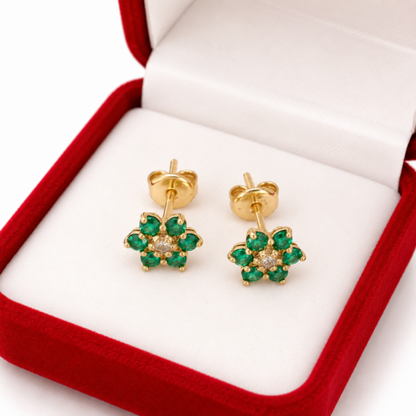 ChatGPT Image 9 jun 2026, 13_25_42 Topos Flor 30PTS Esmeraldas / 7PTS Diamante Oro amarillo 18k 1 Gr / 6 mm