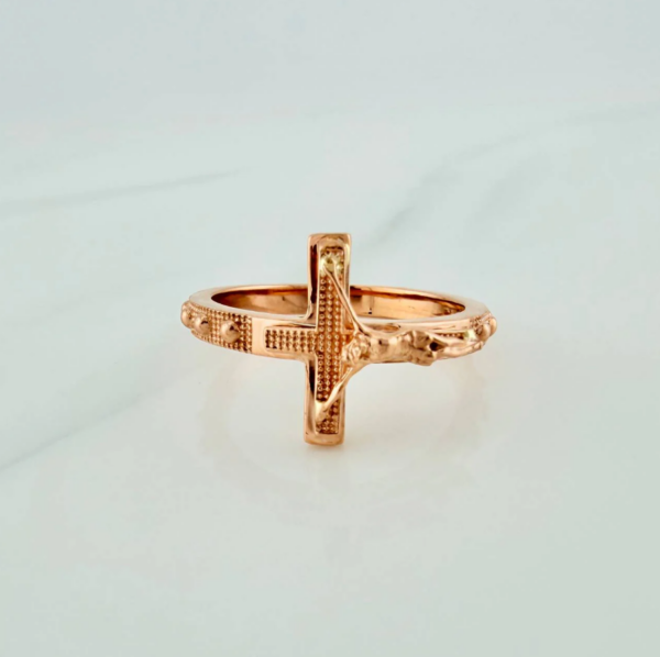 Screenshot_106 Anillo Cruz Cristo 6.45gr / T11 1/2 / Dos Oros Blanco Rosa 18K
