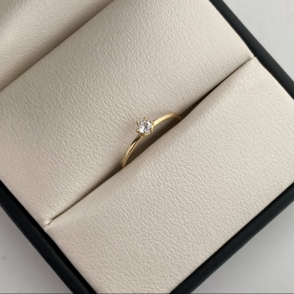 Anillo Solitario Oro amarillo 18k / Talla 6 / 0,75 Gr / 1,1 mm