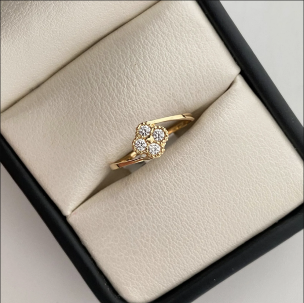 Anillo trebol con circon blanco Oro amarillo 18k / Talla 6 / 1,05 Gr