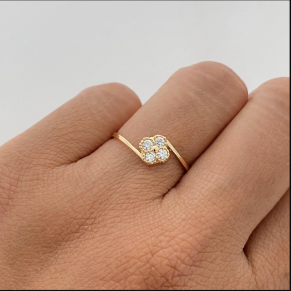 Anillo trebol con circon blanco Oro amarillo 18k / Talla 6 / 1,05 Gr