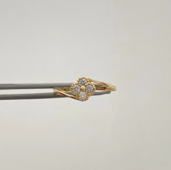 Anillo trebol con circon blanco Oro amarillo 18k / Talla 6 / 1,05 Gr