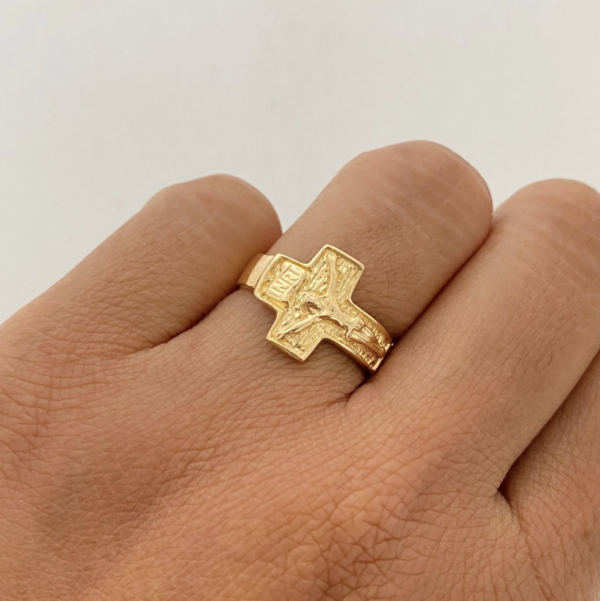 Anillo cruz con cristo Oro amarillo 18k / Talla 6 / 2,8 Gr