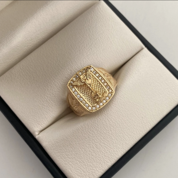 Screenshot_41 Anillo San miguel arcangel cuadrado circones blancos Oro amarillo 18k / Talla 9 1/2 / 7 Gr / 7,5 mm