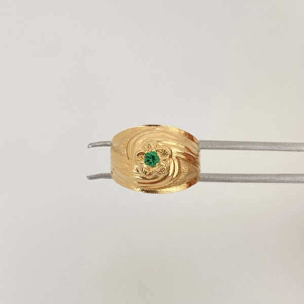 Screenshot_48 Anillo flor circon verde curvas Oro amarillo 18k / Talla 5 3/4 / 1,95 Gr