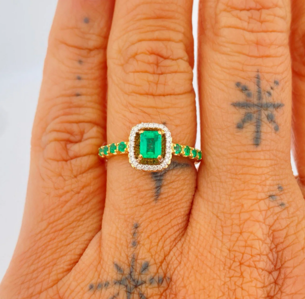 Screenshot_85 Anillo Halo Esmeralda 58 Pts Diamantes 09 Pts 3.5gr / T7 / Dos Oros Amarillo Blanco 18K