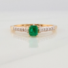 Anillo Solitario Esmeralda 27 pts Diamantes 0.09 pts 2.1gr / T7 3/4 / Dos Oros Amarillo Blanco 18K