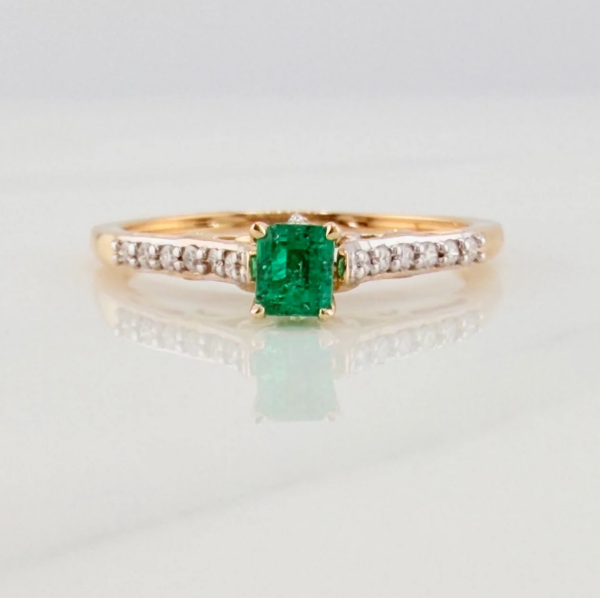 Anillo Solitario Esmeralda 27 pts Diamantes 0.09 pts 2.1gr / T7 3/4 / Dos Oros Amarillo Blanco 18K