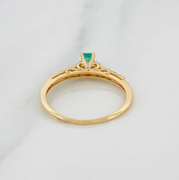 Anillo Solitario Esmeralda 27 pts Diamantes 0.09 pts 2.1gr / T7 3/4 / Dos Oros Amarillo Blanco 18K
