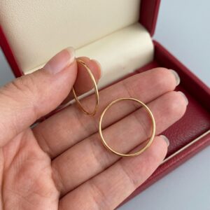 aretes_en_una_mano_2K_202606051543 Candonga imperdible lisa Oro amarillo 18k 0,95 Gr / 2,0 Cm