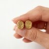 en_una_mano_de_mujer_202606091627 Topos Letra L 0.8gr / 9mm Oro Amarillo 18K