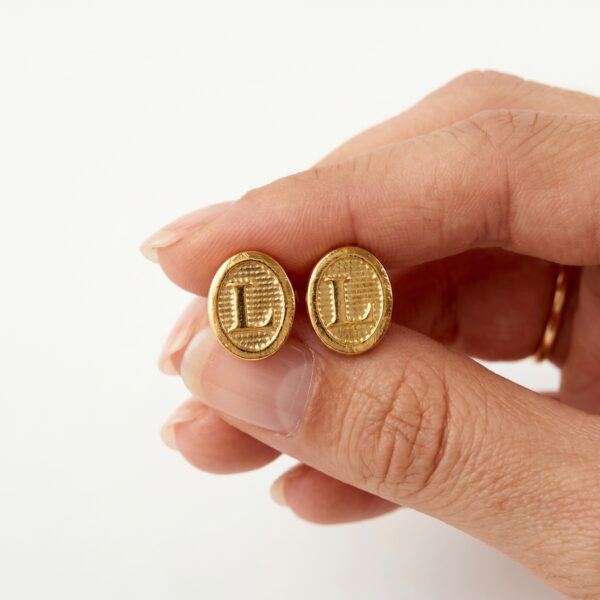 en_una_mano_de_mujer_202606091627 Topos Letra L 0.8gr / 9mm Oro Amarillo 18K
