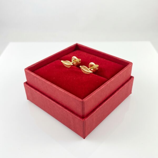 fondo_blanco_en_caja_roja_202606091638 Topos Hoja 0.7gr / 7.6mm Oro Amarillo 18K