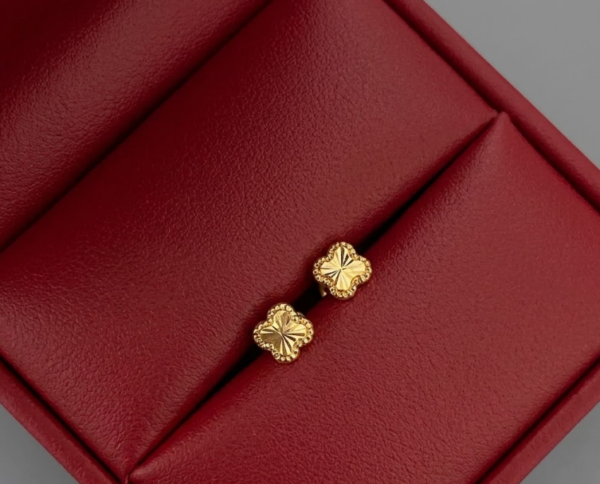 Topos Trebol Diamantado Oro amarillo 18k 0,55 Gr / 5,2 mm